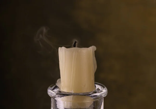 Затушенная Свеча Стеклянном Подсвечнике Камуфляжном Фоне — стоковое фото