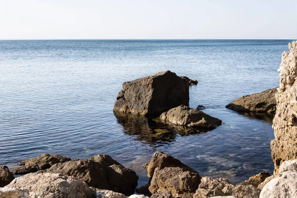 Zee Aan Voet Van Bergen Een Zonnig Ochtendlandschap — Stockfoto