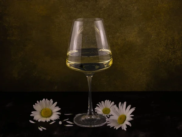 Kieliszek Białego Wina Rozrzucaniem Kwiatów Rumianku Bliska — Zdjęcie stockowe