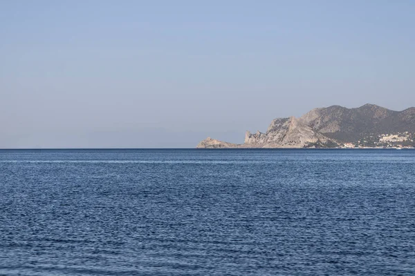 Baie Mer Sur Fond Montagnes Rocheuses Avec Paysage Peuplé — Photo