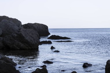Mercan dağlarının eteklerinde berrak suyla deniz koyunda