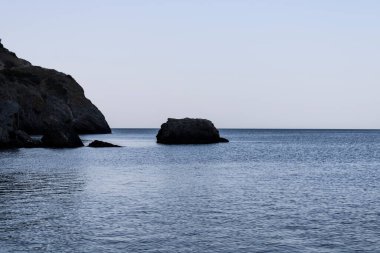 Yüzyıllık dağ resiflerinin dibinde sakin bir deniz manzarası