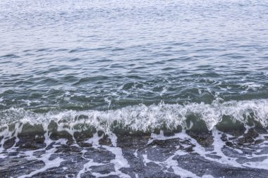 Sabah manzarasında plajda şeffaf dalgalar