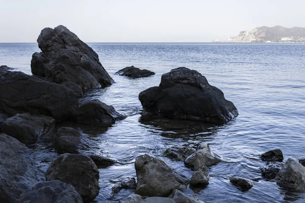 Klares Meerwasser Wäscht Die Steine Fuße Der Berglandschaft — Stockfoto