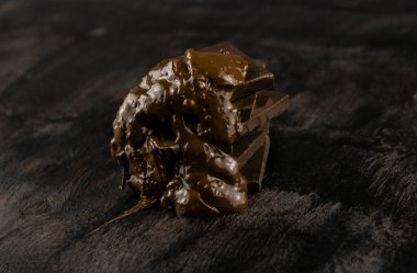 Yakın planda erimiş siyah çikolatalar.