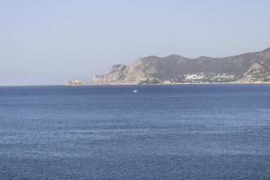 Sabahın erken saatlerinde, dağ yerleşiminin deniz koyunda.