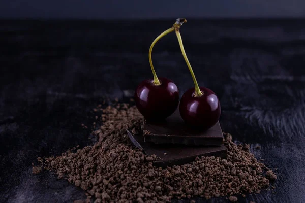 Duas Cerejas Deitadas Barras Chocolate Escuro Polvilhadas Com Migalhas Fundo — Fotografia de Stock