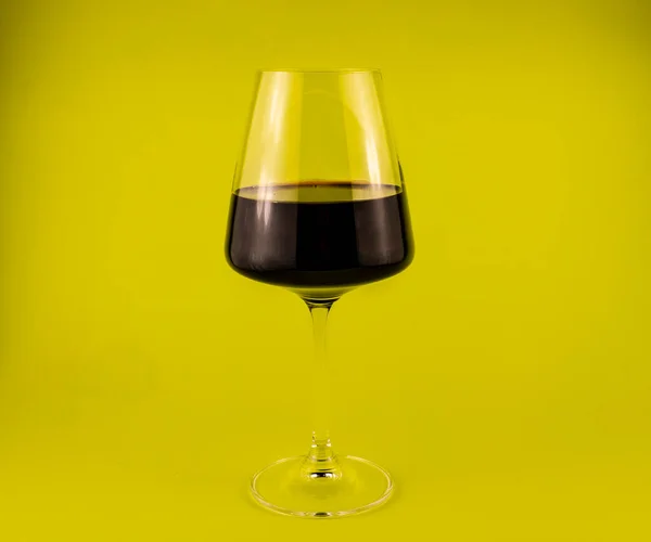 Verre Vin Rouge Sur Une Longue Tige Sur Fond Vert — Photo