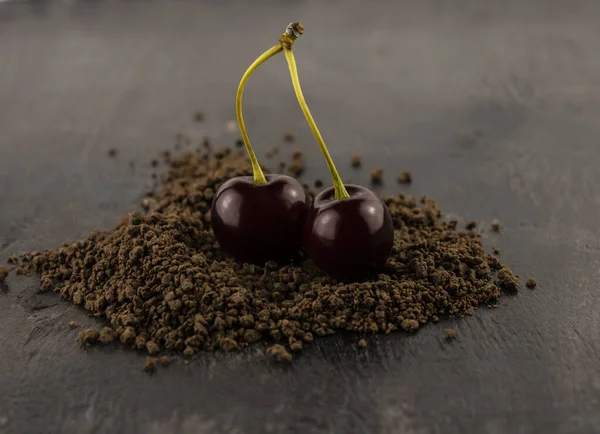 Duas Cerejas Deitadas Nas Migalhas Chocolate Escuro Fundo Escuro — Fotografia de Stock
