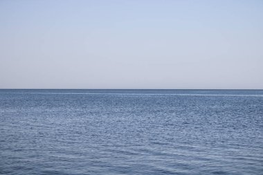 Güneşli bir günde deniz ufku çizgisi
