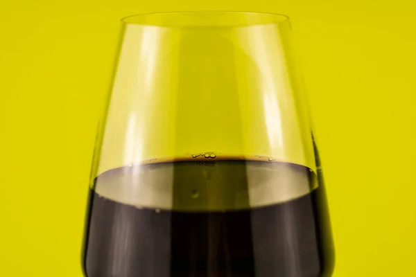 Verre Vin Rouge Gros Plan Sur Fond Jaune — Photo