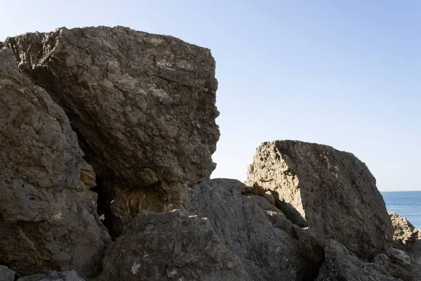 Obrovské Kamenné Bloky Ležící Sobě Pozadí Mořské Krajiny — Stock fotografie