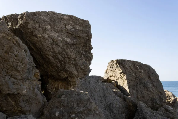 Enorme Blokken Steen Elkaar Liggend Achtergrond Van Het Zeelandschap — Stockfoto