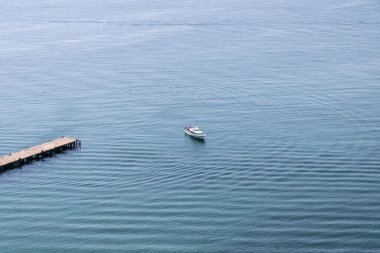 # Gök mavisi bir teknede, dalgalı bir denizde #