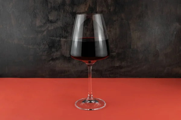 Vin Rouge Dans Verre Gros Plan Sur Fond Rouge — Photo