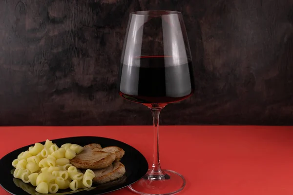 Verre Pâtes Vin Rouge Avec Des Steaks Porc Sur Fond — Photo