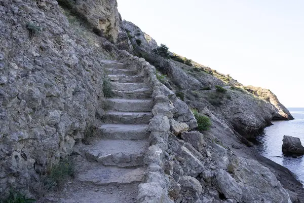 Una Vecchia Scala Pietra Tra Montagne Vicino Mare — Foto Stock