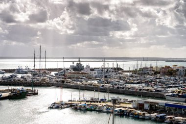 Kıbrıs 'ın Limasol kentinde balıkçılık limanı ve marinası