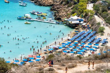 PROTARAS, CYPRUS - 18 Ağustos 2016: Güneş banyosu yapan Konnos Plajı.