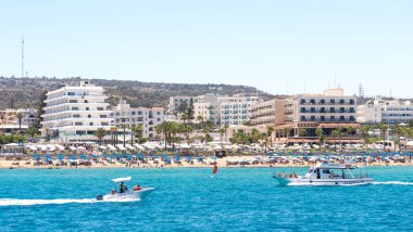 PROTARAS, CYPRUS - 16 Temmuz 2016: Oteller ve turistlerle İncir Ağacı Koyu manzarası.