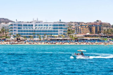 PROTARAS, CYPRUS - 16 Temmuz 2016: Oteller ve turistlerle İncir Ağacı Koyu manzarası.