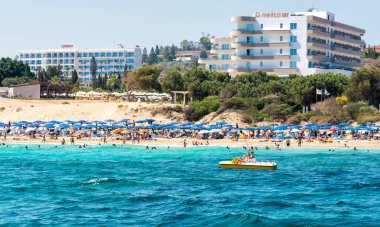 PROTARAS, CYPRUS - 16 Temmuz 2016: Oteller ve turistlerle İncir Ağacı Koyu manzarası.