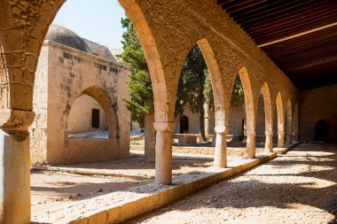 Kıbrıs 'taki Agia Napa manastırı, galerinin içinden görünüyor