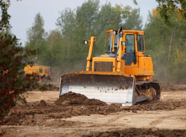 Buldozer yol yapımında çalışıyor