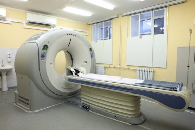 Ameliyat odasında manyetik rezonans görüntüleme tarayıcısı var / yok