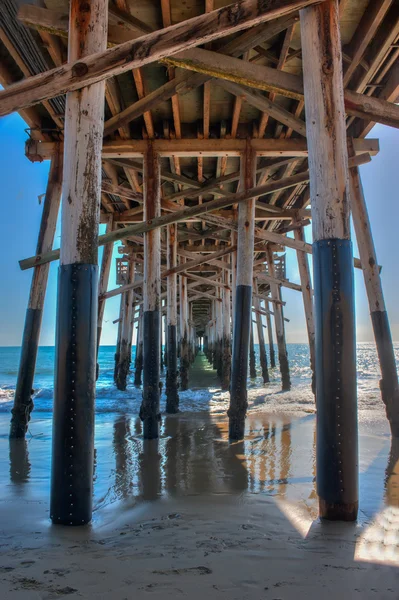 Mirando al mar desde debajo del muelle de Newport Beach . — Foto de Stock