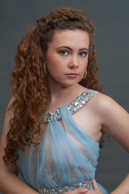 Teen güzellik baş sola hafif mavi elbiseli shot odaklı.