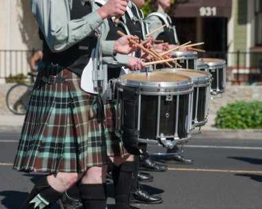 Çizgi kilted davulcular