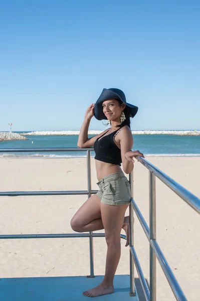 Jeune femme profiter de la journée à la plage . — Photo