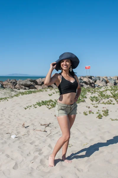 Mulher bonita usando chapéu de sol . — Fotografia de Stock