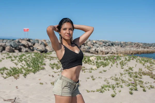 Jovem mulher posou enquanto segurava o cabelo — Fotografia de Stock