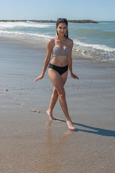 Sexy jovem mulher andando em maiô . — Fotografia de Stock