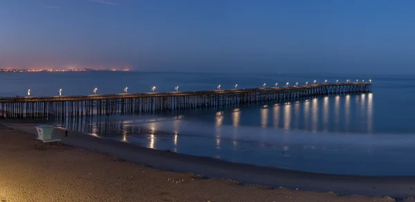 Lâmpadas refletidas no oceano — Fotografia de Stock