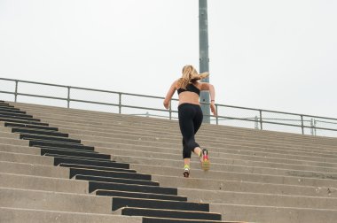 Siyah egzersiz vitese bürünmüş