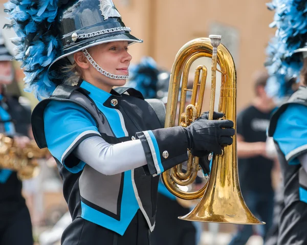 Trzymając instrument muzyczny z rąk w rękawicach. — Zdjęcie stockowe