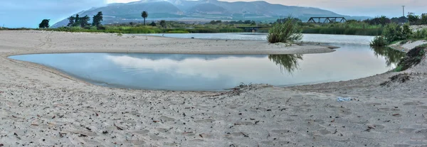 Вид на воду, окутывающую город — стоковое фото