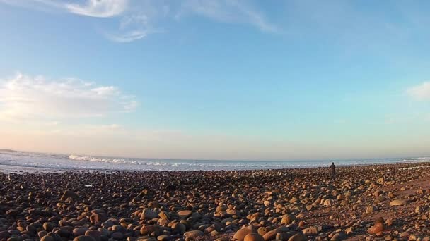 Zaman atlamalı dalgalar breaking ile Ventura rock Beach — Stok video