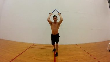 Kaslı adam triceps silah egzersiz 