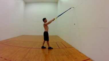 Kaslı adam üst sırt kasları güçlendirilmesi