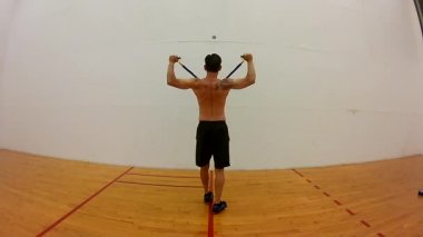 Kaslı adam Rotator cuff kasların güçlendirilmesi