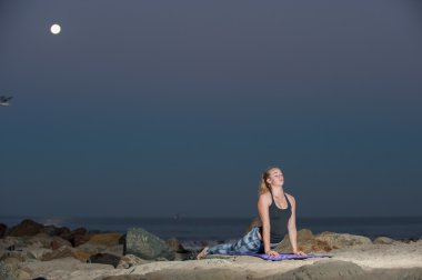 Geceleri arka uzantısı gerçekleştirme desen Taytlı sarışın kadın