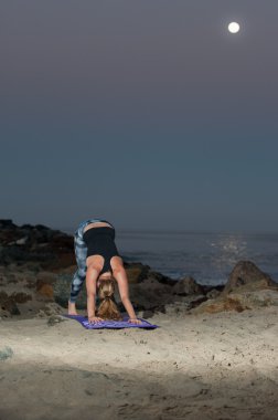 Geceleri arka streç gerçekleştirme desen Taytlı sarışın kadın