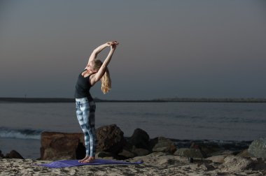 Sabah erken sağ tarafta fleksiyon pratik desen Taytlı sarışın.