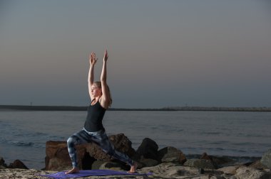 Sabah rutin pratik desen Taytlı sarışın.