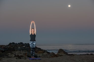 Geceleri uzatma streç gerçekleştirme desen Taytlı sarışın kadın