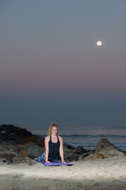 Geceleri arka uzantısı gerçekleştirme desen Taytlı sarışın kadın